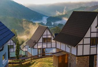 Comfy villa with two bathrooms, close to a lake has Balcony rooms