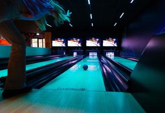 Chalet with sun shower and sauna, in a holiday park on the beautiful Veluwe has rooms with a private hot tub