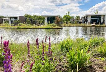 Luxury chalet with dishwasher, on a holiday park near Cromvoirt has Balcony rooms