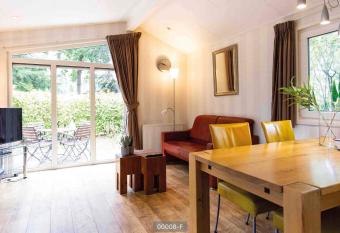 Nice chalet with a sauna and spa, in a holiday park near De Veluwe has rooms with a private hot tub