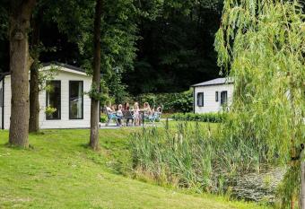 Cosy chalet with WiFi, within the nature of De Veluwe has Balcony rooms