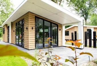 Modern chalet with dishwasher, in a holiday park on the beautiful Veluwe has Balcony rooms