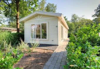 Well-maintained chalet with WiFi in a holiday park close to Park De Veluwe has Balcony rooms