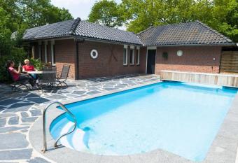 Luxurious villa with a sauna and jacuzzi near the Veluwe has Balcony rooms