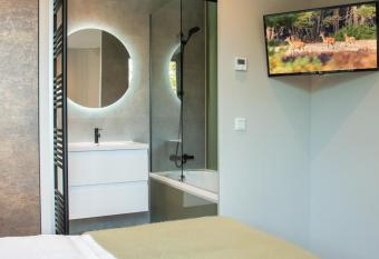 Modern chalet with sun shower, in a holiday park on the beautiful Veluwe has rooms with a private hot tub