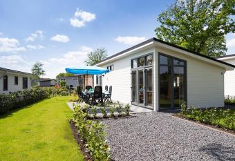 Modern chalet with dishwasher, near De Veluwe National Park has Balcony rooms