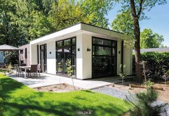 Beautiful chalet with dishwasher, in a holiday park located near the Veluwe has Balcony rooms