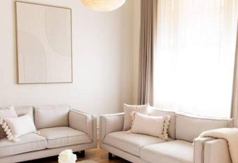 Beautifully renovated Inner-city terrace 2 night mimimum stay allows 18 year olds to book a room