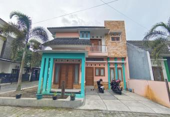 Damai Residence Homestay Jogja has Balcony rooms
