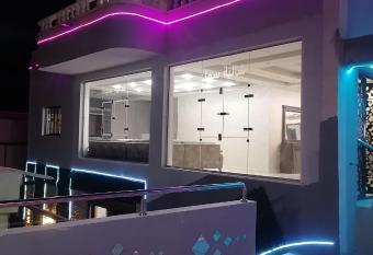                                  has rooms with a private hot tub