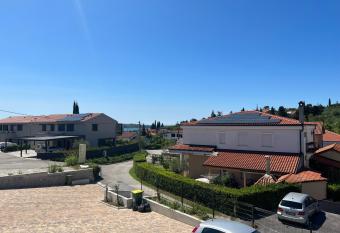 APARTMENTS EDWINA has Balcony rooms