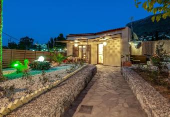 Rena s Rustic retreat has rooms with a private hot tub