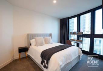 Discover Melbourne Charm on Clarendon has rooms with a private hot tub