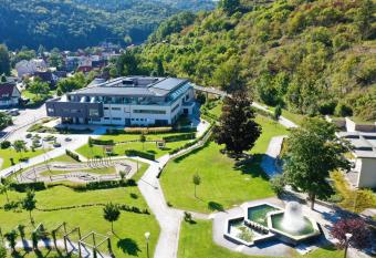 Nuhr Medical - Hotel & Restaurant has Balcony rooms