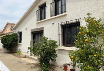 Grande maison    5min de la plage allows 18 year olds to book a room