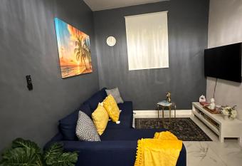 Cozy Guest House 1.9 miles from Hard Rock Stadium has Balcony rooms