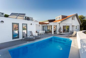 Romantic Pool House allows 18 year olds to book a room