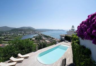 Alelula Luxury Homespa allows 18 year olds to book a room