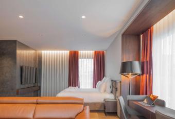 Mercure Prishtina City has rooms with a private hot tub