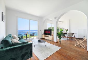 Evasion c  ti  re : terrasse, mer et plage Marquet has Balcony rooms