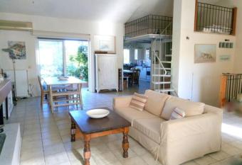 Gorgeous art loft - 5 minutes from the sea has Balcony rooms