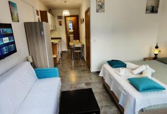 Arslan Homes 1 allows 18 year olds to book a room