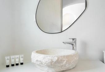 Spilia Caves Santorini has rooms with a private hot tub