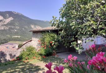 La maison du haut has Balcony rooms