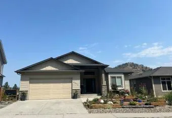 Beautiful West kelowna. allows 18 year olds to book a room