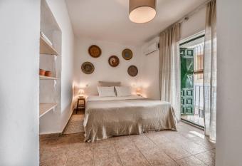 Encanto Guesthouse has Balcony rooms