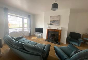 Two bedroom apartment in Ennis v95D854 allows 18 year olds to book a room