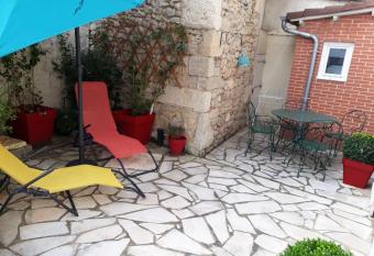 Maison village vall  e du Lot allows 18 year olds to book a room