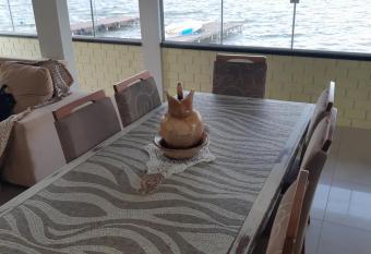 Casa    Beira da Lagoa 6 pessoas + Netflix has Smoking rooms