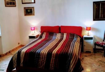GABRY S Cozy 3-bedroom apartment near station & city center allows 18 year olds to book a room