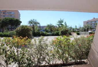 studio avec terrasse port de hyeres allows 18 year olds to book a room