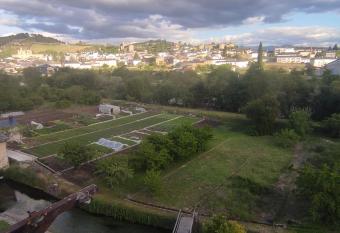 Apartamentos El Cruce has Balcony rooms