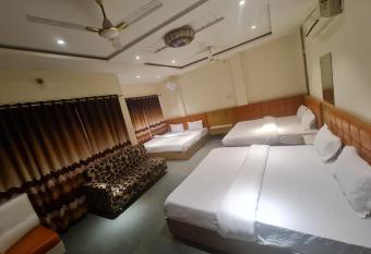 Empire Hotel & Restaurant has Balcony rooms