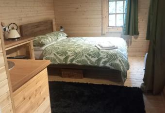 Ty Pedre, Secluded Vegan Cabin has Balcony rooms