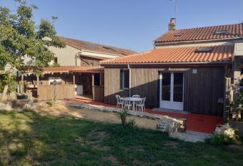 la fen  tre has Balcony rooms