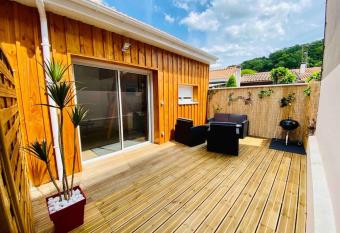 Chalet secteur calme TRAM A 120 m/gare/a  roport has Balcony rooms