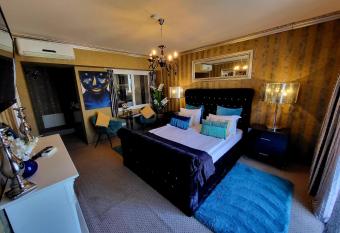 4PLAY CLUB - Hotel Boutique allows 18 year olds to book a room