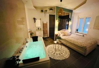 Appartement glamour tout   quip   avec baln  o et sauna has rooms with a private hot tub