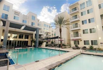 Central Phoenix/Biltmore -A taste of Paradise has rooms with a private hot tub
