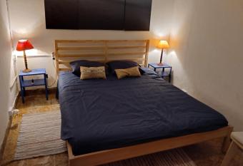 Can Polta allows 18 year olds to book a room