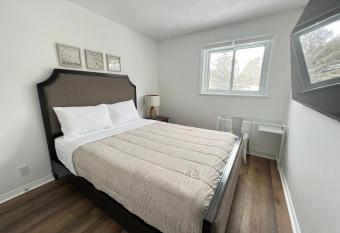 Letitia Heights !C Quiet and Modern Private Bedroom with Shared Bathroom allows 18 year olds to book a room