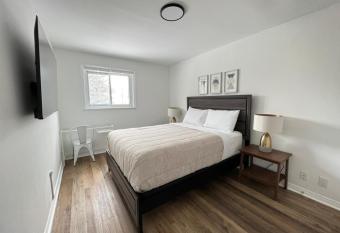 Letitia Heights !D Quiet and Stylish Private Bedroom with Shared Bathroom allows 18 year olds to book a room