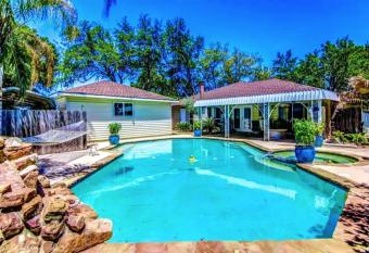 Recording Studio Retreat with Pool and Outside Bathroom has rooms with a private hot tub