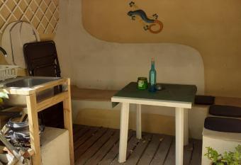 petit studio a la campagne , pr  venir entre 3 et 4 heures avant l arriv  e has Balcony rooms