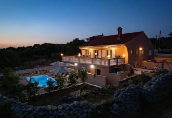 Villa Akulica has Balcony rooms