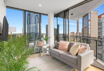 Great Views Pool High Level Boutique Apt with Carpark has rooms with a private hot tub